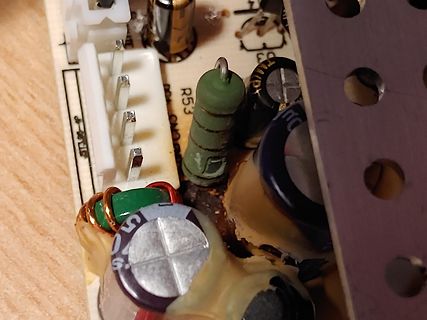 Nahaufnahme elektronischer Bauteile auf Leiterplatte