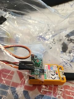 Elektronikmodul mit Kabeln in Plastiktüte