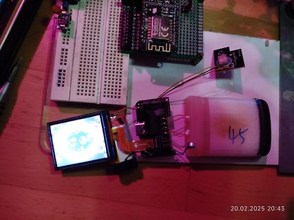 Elektronik-Prototyp mit Display, Breadboard und Mikrocontroller