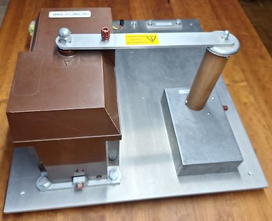 Elektrischer Aufbau mit Warnaufkleber