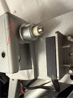 Metallische Bauteile und ein weißer Isolator
