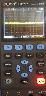 Handheld-Oszilloskop mit Rauschsignal auf Display