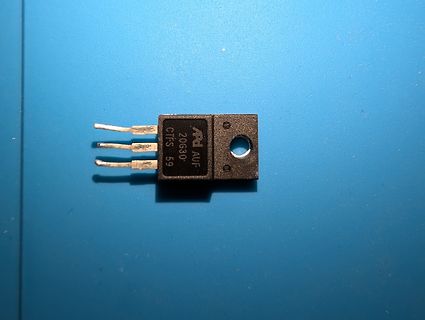 Elektronikbauteil auf blauem Grund