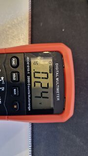 Digitales Multimeter mit Messwert