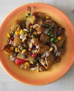 Gemüsepfanne mit Kartoffeln, Erbsen und Mais