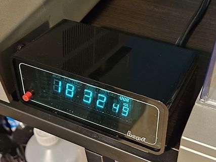 Digitaluhr mit Display und Hopf-Schriftzug