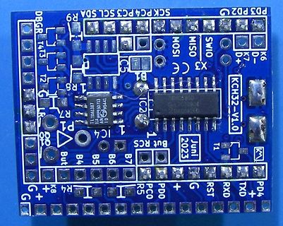 Bestückte blaue Leiterplatte mit Mikrocontroller