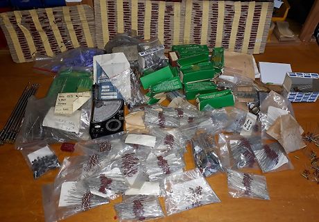 Diverse elektronische Bauteile und Verpackungen auf Tisch