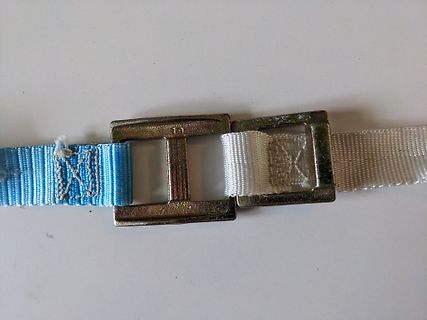 Metallschließe an blauem und weißem Gurtband