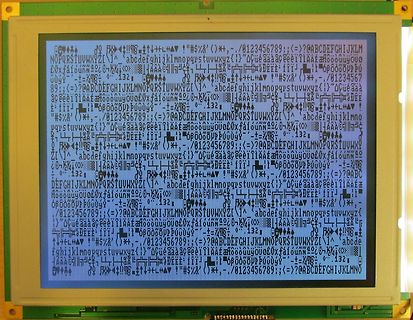 Abfotografiertes LCD-Display mit Zeichensatz-Test