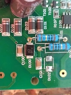 Nahaufnahme einer Leiterplatte mit elektronischen Bauteilen