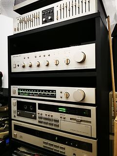 Hifi-Komponenten von Harman Kardon in einem Rack