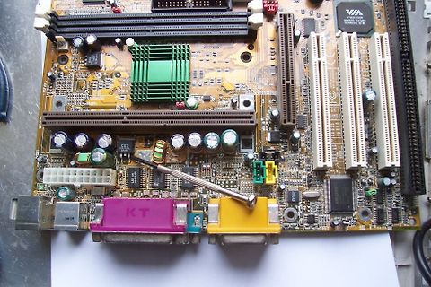 Nahaufnahme einer Computer-Hauptplatine mit Schraubendreher