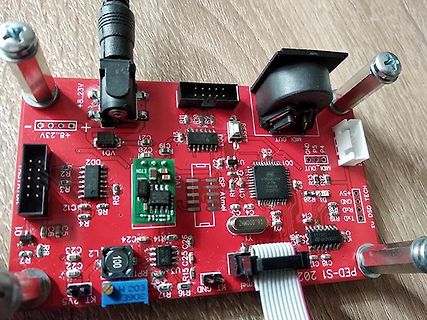 Rote Leiterplatte mit elektronischen Bauteilen