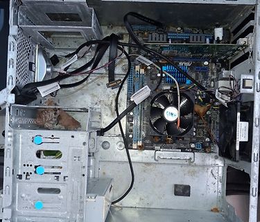 Innenansicht eines Computergehäuses mit Mainboard und Kabeln