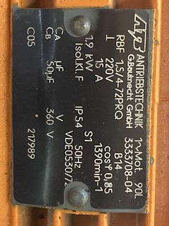 Typenschild eines Elektromotors