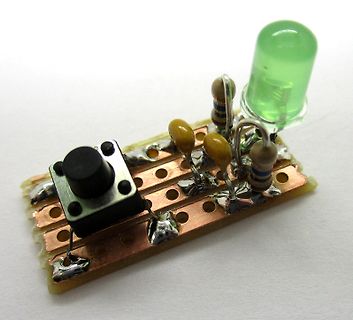 Selbstgelötete Lochrasterplatine mit LED und Taster