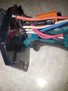 Bunte Kabelverbindung an einem Gehäuse