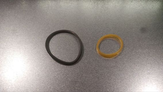 Zwei O-Ringe auf Metalloberfläche