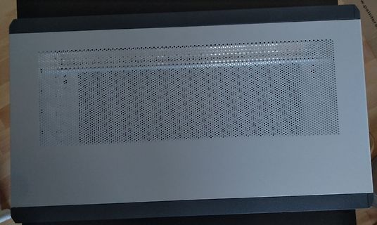 Gehäuseoberseite mit Lüftungsschlitzen