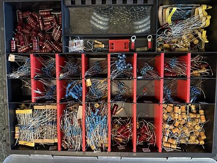 Sortimentsdose mit elektronischen Bauteilen wie Widerständen und Kondensatoren
