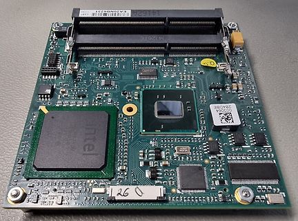 Foto einer Leiterplatte mit Intel Prozessor und Steckplatz