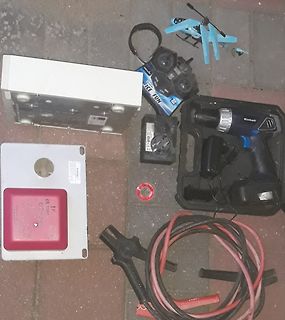 Verschiedene Elektrogeräte und Werkzeuge auf Fliesenboden
