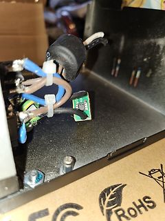 Verkabelung und kleine Platine in einem Gehäuse