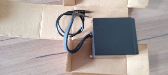 Schwarzes Gehäuse mit Kabel auf Karton