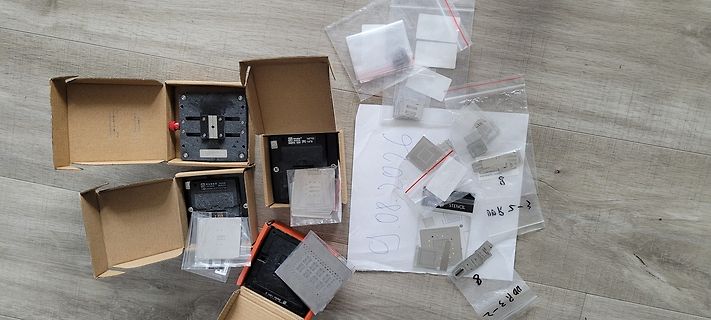 Elektronikbauteile, Platinen und Stencils in Kartons und Beuteln