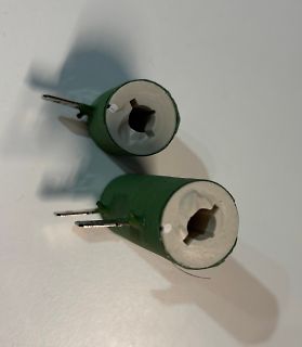 Zwei grüne Elektrolytkondensatoren mit beschädigter Oberfläche