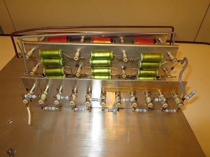 Aufbau mit Kondensatoren und Widerständen auf Metallplatte