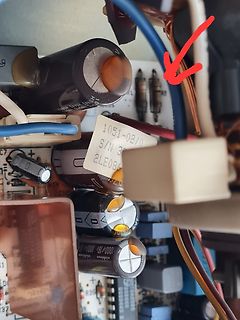 Nahaufnahme einer Leiterplatte mit Elektrolytkondensatoren und Kabeln