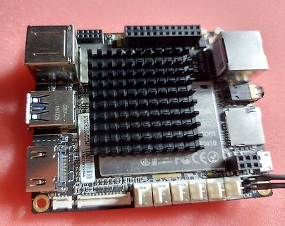 Ein Einplatinencomputer mit Kühlkörpern