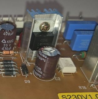 Nahaufnahme einer Leiterplatte mit Spannungsregler und Elektrolytkondensatoren