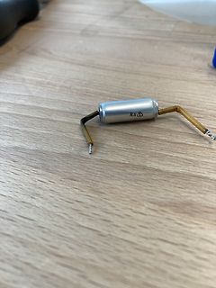 Elektrolytkondensator auf Holzuntergrund