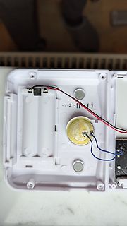 Innenansicht eines Batteriefachs mit Kabeln
