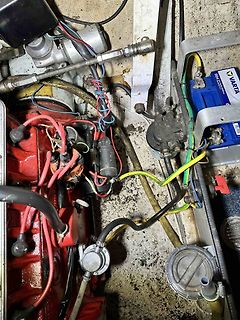 Motorraum mit Verkabelung und Batterie
