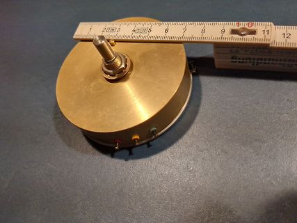 Messung eines Bauteils mit Maßband