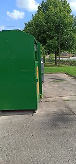Grüner Schaltschrank im Freien