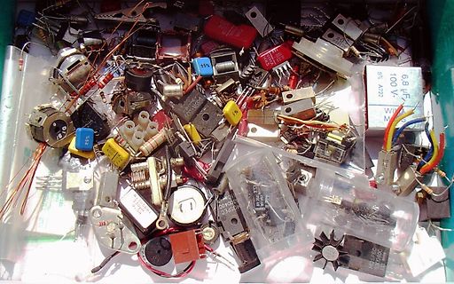Haufen verschiedener elektronischer Bauteile