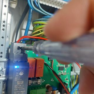 Reparatur eines Netzteils mit Schraubendreher