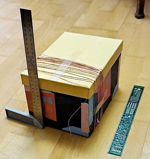Aufbau mit Box, Messschieber und Leiterplatte