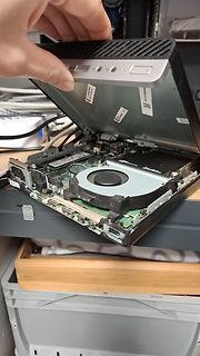 Offenes Gehäuse eines Laptops mit internen Komponenten