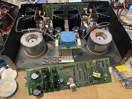 Innenansicht eines Verstärkers mit Netzteilschaltung und Platine