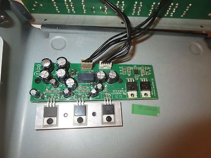 Leiterplatte mit Elektrolytkondensatoren und Leistungshalbleitern