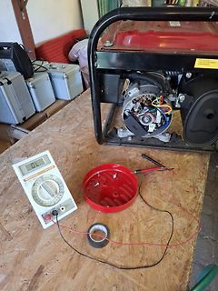 Multimeter und Generator auf Werkstattarbeitstisch
