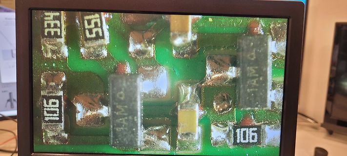 Makroaufnahme einer Leiterplatte auf einem Bildschirm