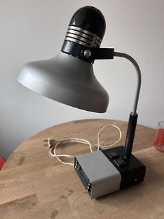 Schreibtischlampe auf Holztisch