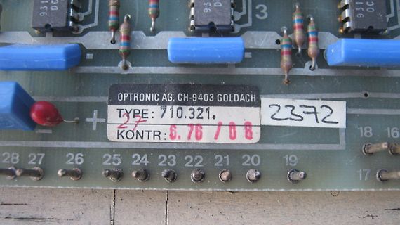 Detailaufnahme einer Leiterplatte mit Bauteilen und Typenschild